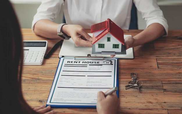 Agente De Bienes Raíces Y Clientes Están Firmando Acuerdos De Compra De Vivienda Foto Premium 