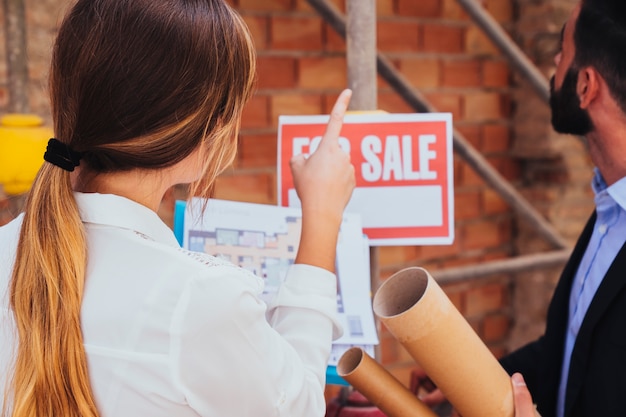 Agentes inmobiliarios visitando las obras Foto Gratis