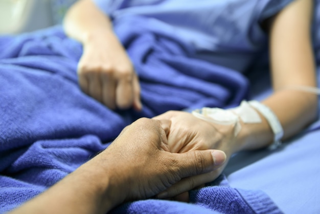 Agitar las manos para animar al paciente. | Foto Premium