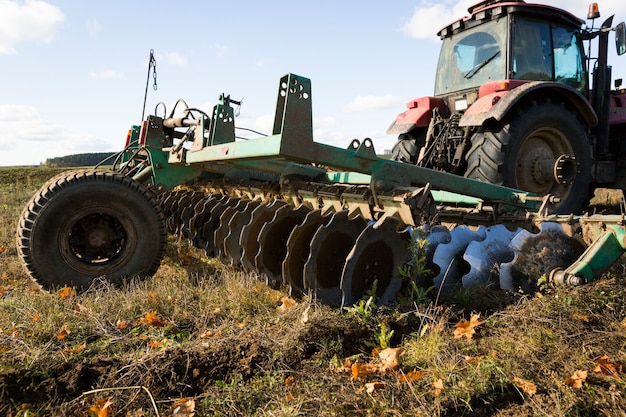 Un Agricultor En Un Tractor Maquinaria Agr Cola Prepara La Tierra Con