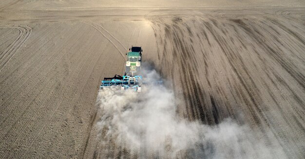 Un Agricultor En Un Tractor Prepara La Tierra Con Un Cultivador De Siembra Como Parte Del