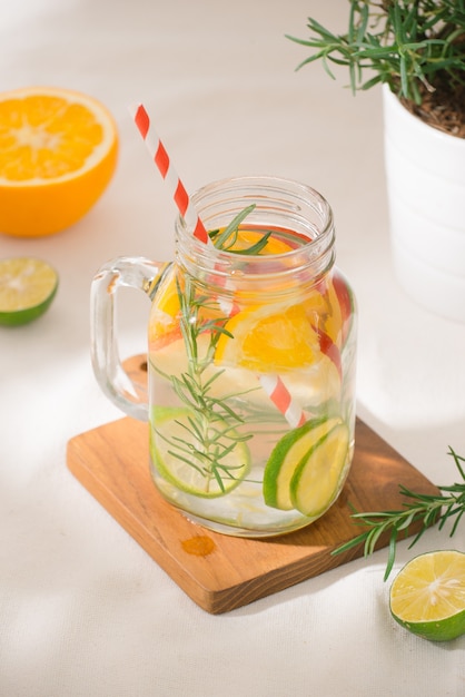 Agua Infundida Con Lima Naranja Manzana Y Romero Bebida De Verano De