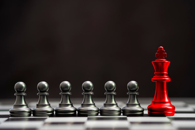 Ajedrez rey rojo con otros ajedrez pe\u00f3n negro para l\u00edder y pensamiento ...