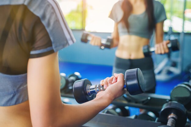 Ajuste El Entrenamiento Muscular Del Culturista De La Mujer Con Pesa De