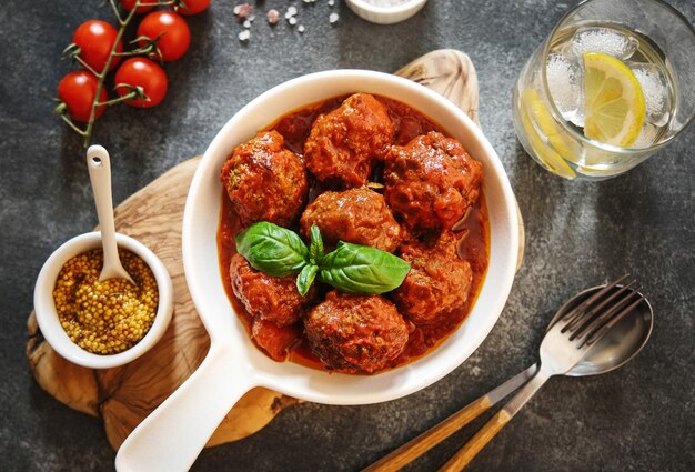 Alb Ndigas Caseras Con Salsa De Tomate Y Especias Servidas En Sart N