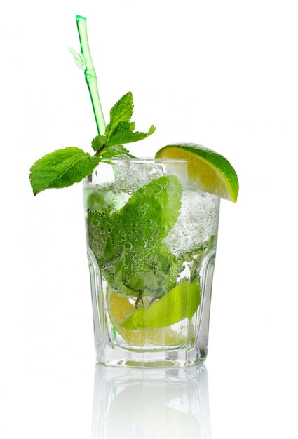 Alcohol Mojito Cocktail Con Menta Fresca Aislado Foto Premium 7906