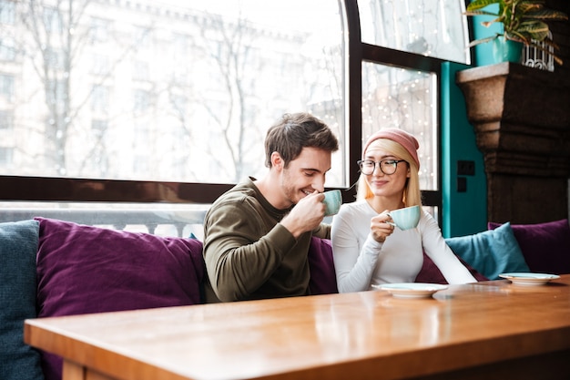 Alegre Amorosa Pareja Sentada En La Cafetería Y Tomando Café Foto Gratis 1198