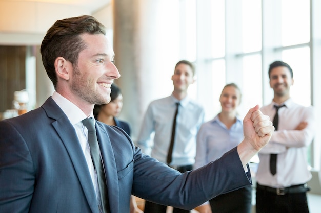 Alegre líder motivando a su equipo de negocios Foto Gratis Alegre líder motivando a su equipo de negocios Foto Gratis