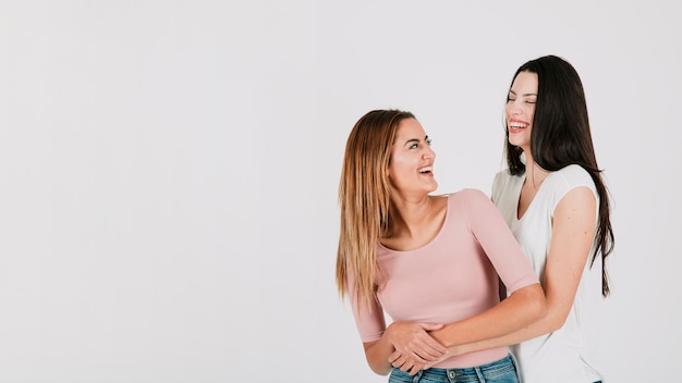 Alegre Pareja De Lesbianas Abrazando Foto Gratis