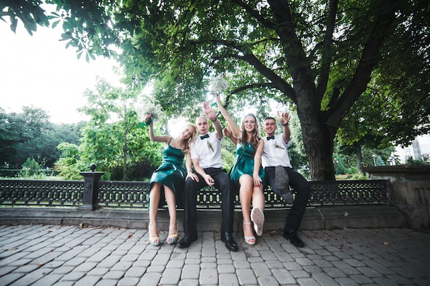 Alegre personas en la boda en el parque Foto Gratis