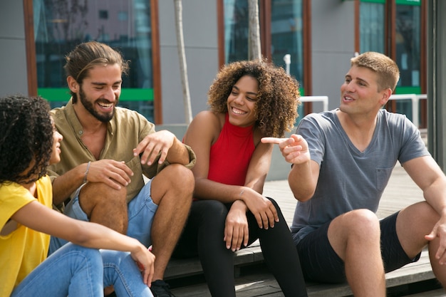 Alegres amigos cercanos bromeando, discutiendo Foto gratis