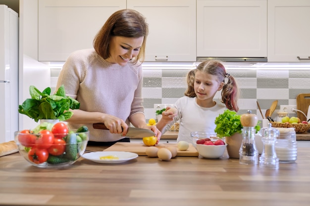 Una Alimentación Saludable La Madre Enseña A La Hija A Cocinar Foto Premium 