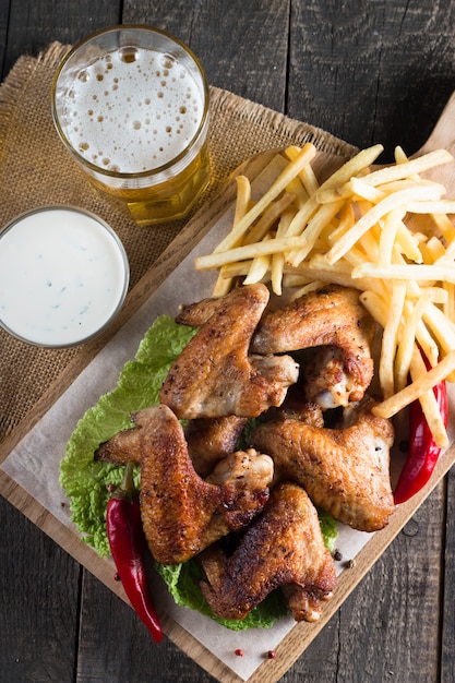 Alitas De Pollo A La Barbacoa Con Patatas Fritas Y Cerveza Foto Premium