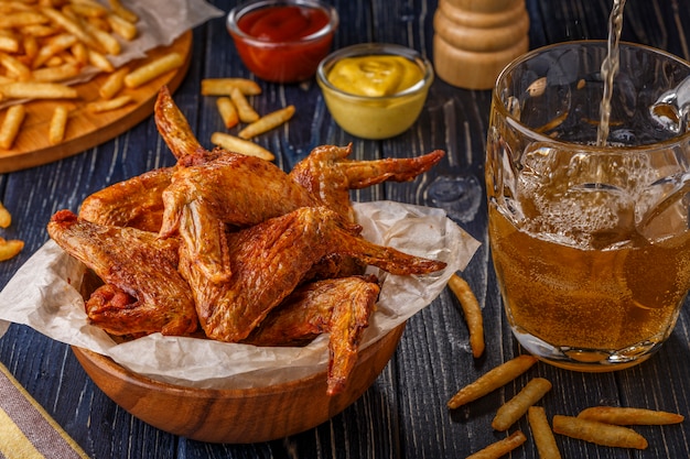 Alitas De Pollo Con Papas Fritas Y Cerveza Foto Premium