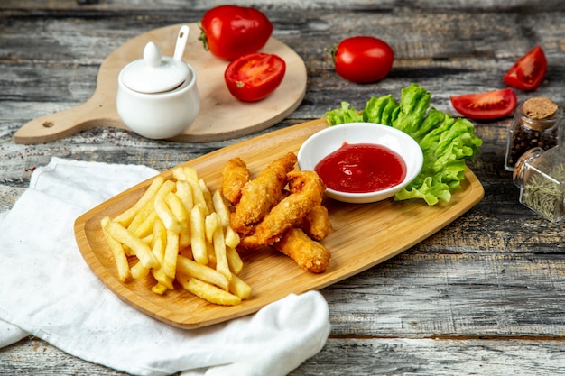 Alitas De Pollo Con Papas Fritas Y Salsa De Tomate Vista Lateral Foto Gratis 