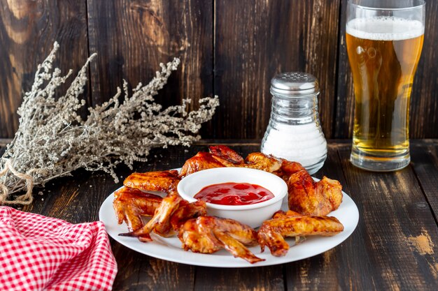 Alitas De Pollo A La Parrilla Con Cerveza Y Salsa Roja Sobre Un Fondo