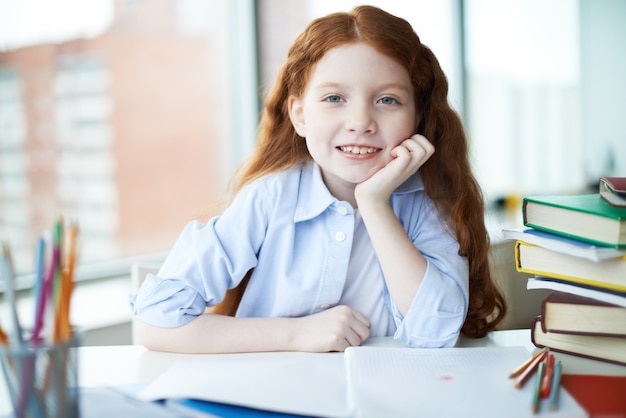 Alumna sonriendo en clase | Foto Gratis