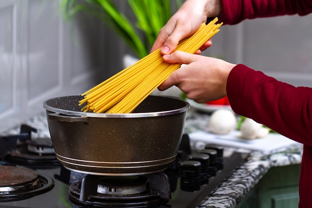 Ama De Casa Esta Cocinando Espagueti En Una Cacerola Para Almorzar En Casa Foto Premium