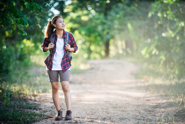 Ambiente adulto joven caminar al aire libre de atletismo | Foto Gratis