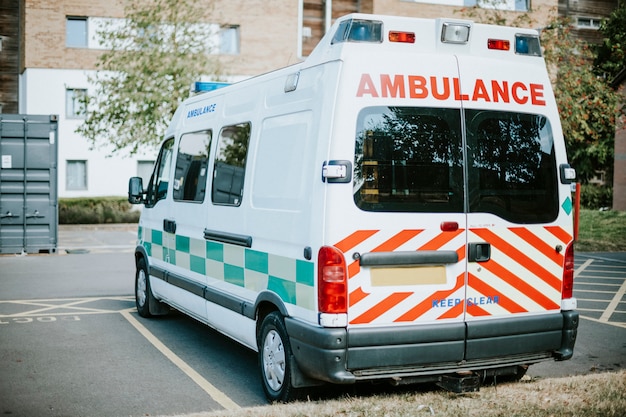Ambulancia británica estacionada en un estacionamiento. Foto gratis