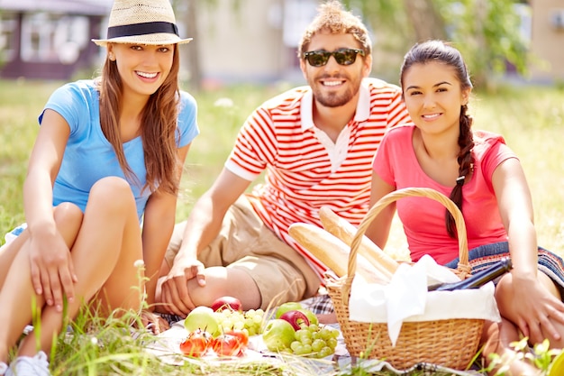 Vamos de picnic??? Amigos-alegres-picnic-al-aire-libre_1098-2607