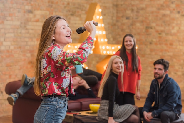 Amigos Cantando Al Karaoke En Una Fiesta Foto Gratis 1826