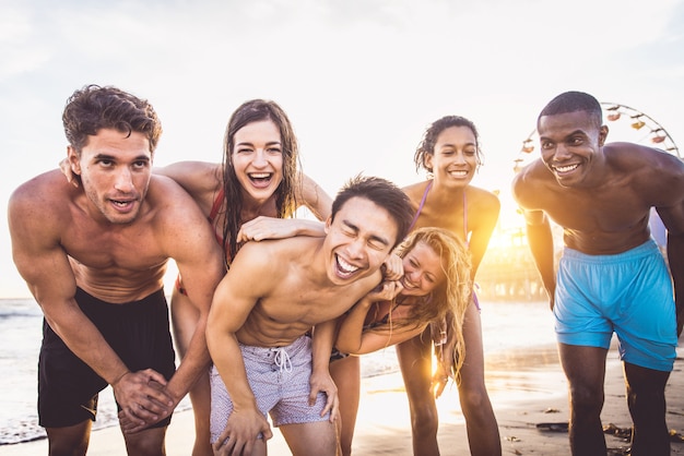 Amigos Divirtiéndose En La Playa Foto Premium 9159