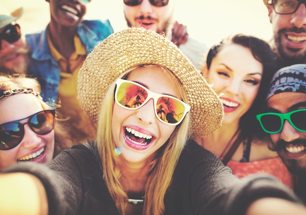 Amigos divirtiéndose en la playa Foto Premium