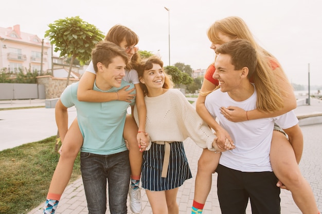 Amigos De La Escuela Adolescentes Divirtiéndose A Cuestas Al Aire Libre