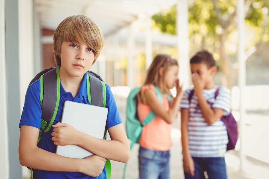 Amigos De La Escuela Intimidando A Un Niño Triste En El Corredor 