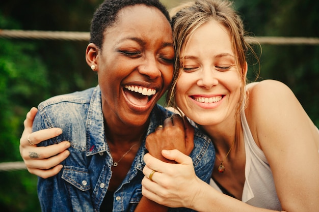 Amigos felices abrazados | Foto Premium