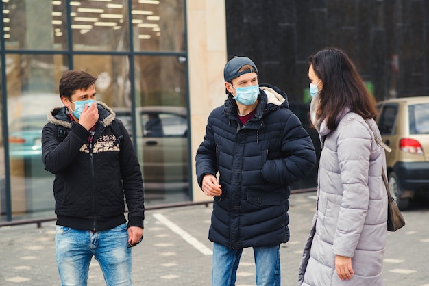 Amigos con mascarilla. pandemia mundial de coronavirus. epidemia de  coronavirus. la gente hablando en la calle. cuarentena por coronavirus. |  Foto Premium