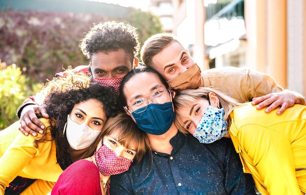 Amigos Milenarios Multiculturales Que Toman Selfie Sonriendo Detrás De Máscaras Faciales Foto 8653