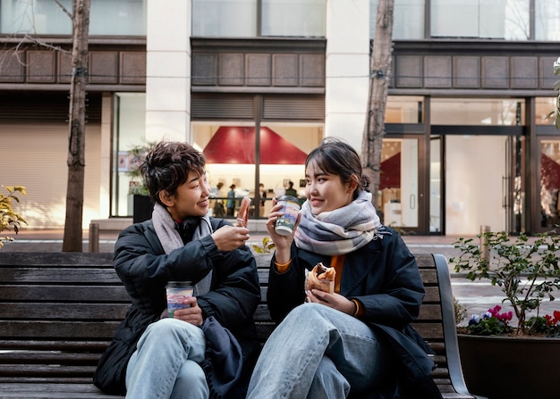 Amigos Pasando Tiempo Juntos Al Aire Libre Foto Premium