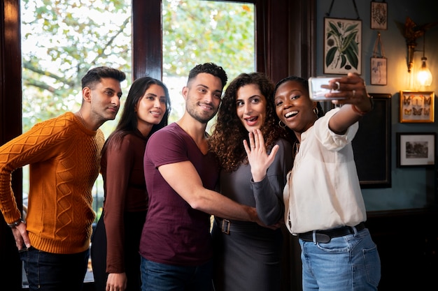 Amigos De Tiro Medio Tomando Selfie Foto Gratis