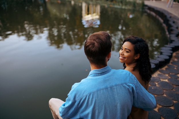 Amor Pareja Abraz Ndose En El Estanque En El Parque De Verano Hombre Y