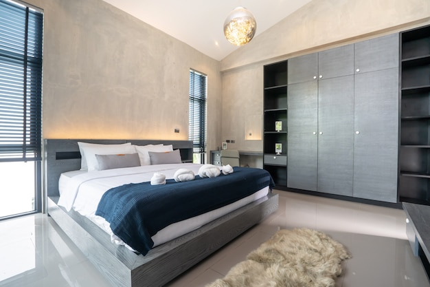 Amplio y moderno dormitorio tipo loft con forro de cama azul | Foto Premium