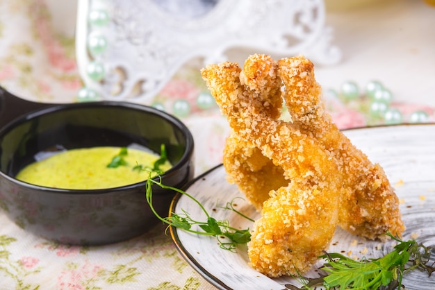 Ancas De Rana Fritas En Un Plato Con Salsa De Lim N Concepto De Comida