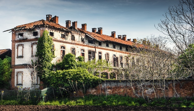 Antigua Casa De Labranza En Un Evidente Estado De Abandono Foto Premium