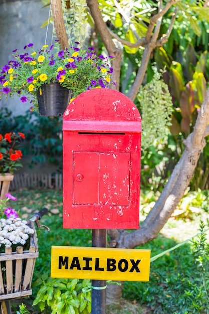 Tentación No esencial prestar Antiguo buzón de madera de color rojo en el jardín | Foto Premium