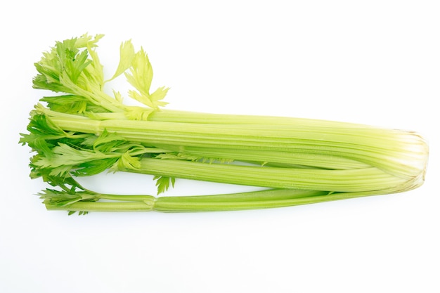 Apio verde sobre fondo blanco para una alimentación saludable Foto Premium 