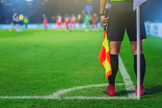 Árbitro asistente de lineman en la esquina de un campo de fútbol | Foto