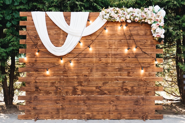 Arco De Boda De Madera Rustica Con Guirnalda Retro Decorada Con Flores Para La Boda De Recien Casados Foto Premium