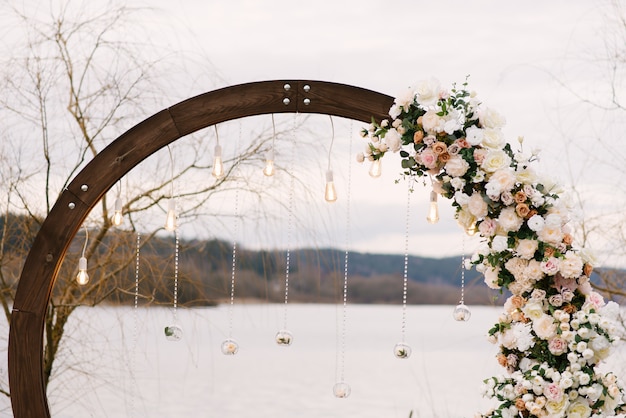 Arco De Madera Para Boda Con Hermosas Flores Foto Premium