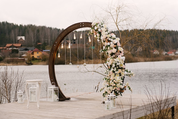 Arco De Madera Para Boda Con Hermosas Flores Foto Premium