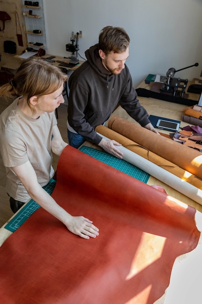 Artesano Desenvolviendo El Paquete De Material Natural Que Trabaja En