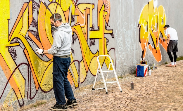 Artista Callejero Urbano Pintando Graffiti Colorido Foto Premium