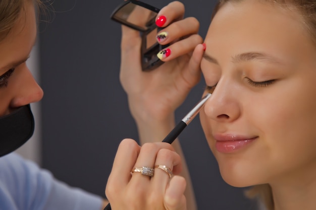 Artista De Maquillaje Femenino Compone Linda Mujer Joven Hermosa En