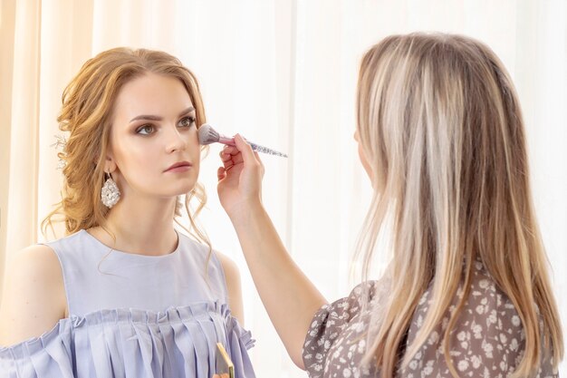 Artista De Maquillaje Pone Maquillaje En Modelo De Niña Pincel Aplica Sombras Corrector