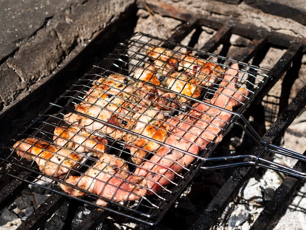 Asado de carne en parrilla en fuego abierto | Foto Gratis
